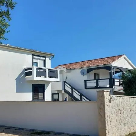 Apartment With A Pool Mountainview Near The Sea!