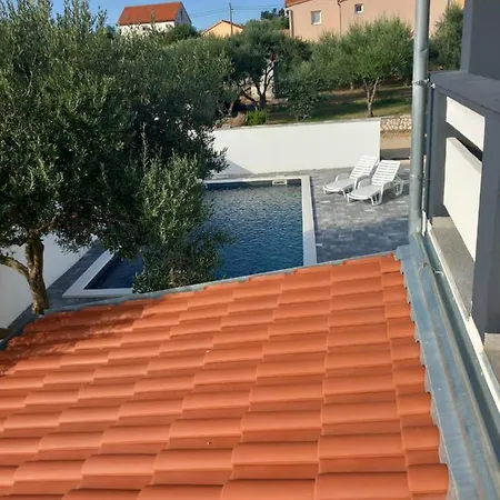 Apartment With A Pool Mountainview Near The Sea! Posedarje