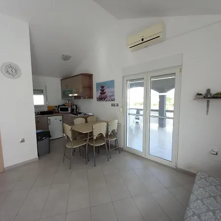 Apartment With A Pool Mountainview Near The Sea! Posedarje